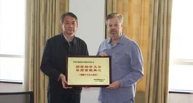 常州市鐘樓實驗小學(xué)謝校長來我司進行捐贈證書頒發(fā)儀式