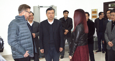 區(qū)長到匠心獨具智能家具股份有限公司參觀